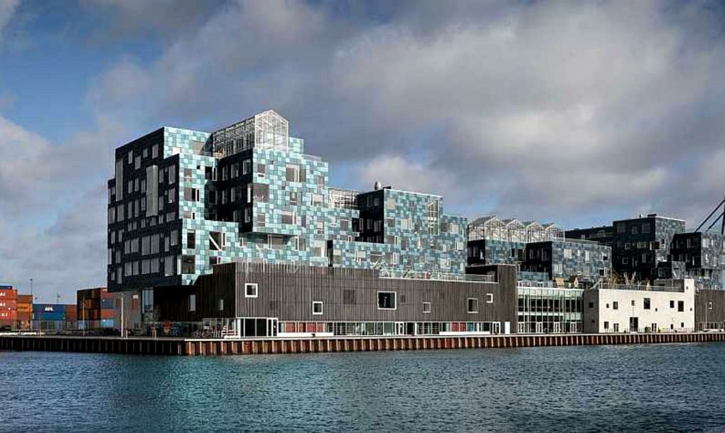 Школа в Дании полностью покрыта солнечными панелями